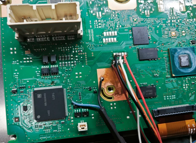 Toyota Camry instrument chips: Close-up of the Toyota Camry instrument cluster PCB and R7F701401 area · 4